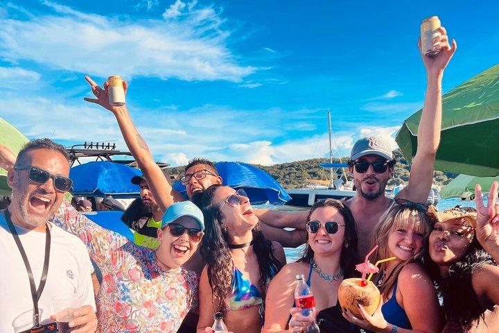 Cartagena 5-Stop Island Hop Boat Party with Lunch, Cholon & Baru