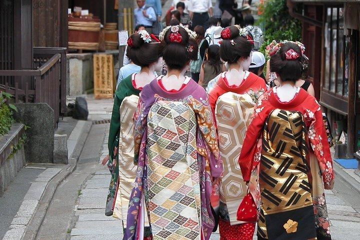 Kyoto: Gion Geisha District Sunset Tour in Spanish and en Español