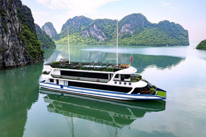 Full Day Luxury Tour to Halong Bay from Hanoi Scenic Cruise