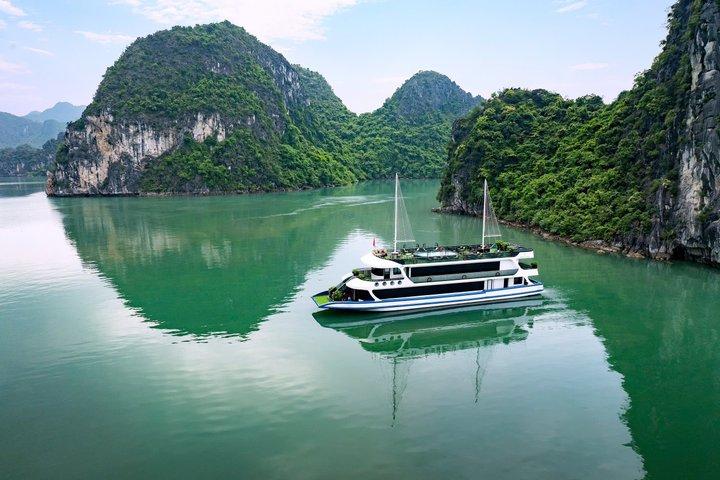 Full Day Luxury Tour to Halong Bay from Hanoi Scenic Cruise