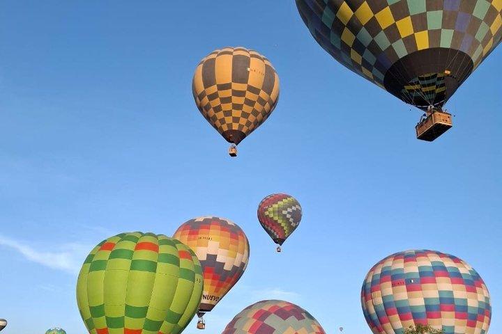 Flight in Teotihuacan Hot Air Balloon with Transportation and Breakfast