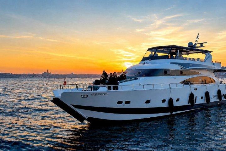 Istanbul Bosphorus Sunset Luxury Yacht Cruise with Snacks