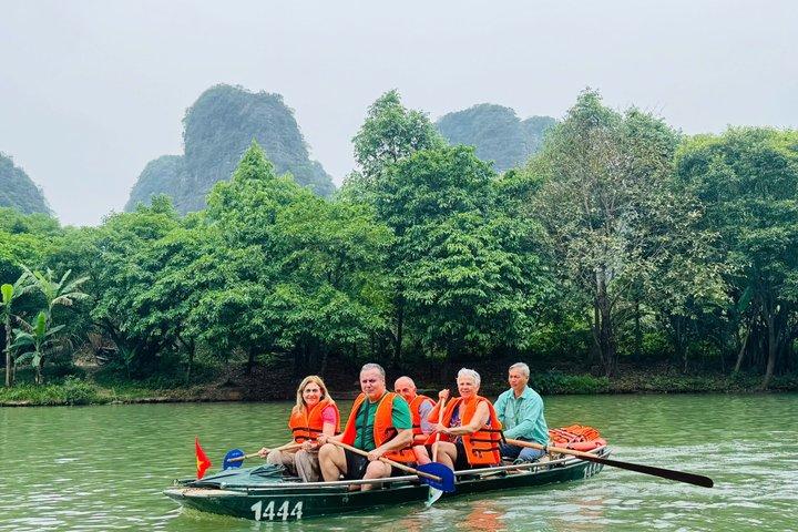 Private Tour from Hanoi to Trang An Grottoes and Bich Dong Pagoda