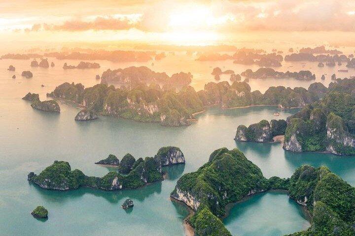 Jade Sails: Luxury Cruise Tour to Halong Bay and Lan Ha Bay