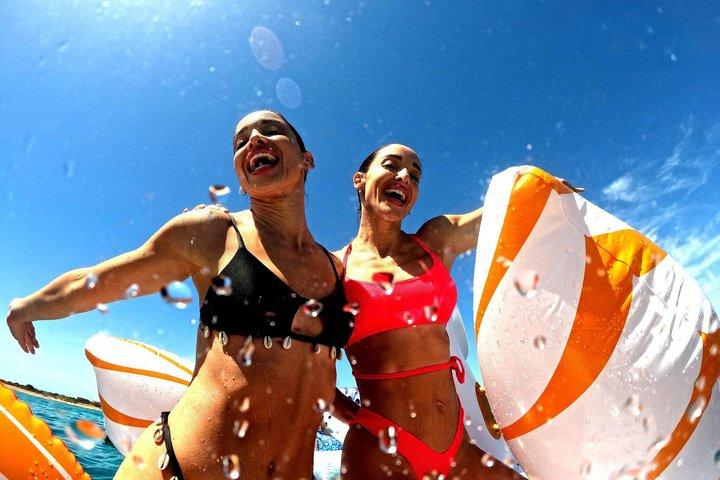Athens: Swimming Day Cruise with DJ, Lunch & Drinks incl.