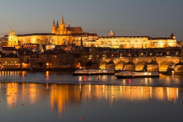 Prague Crystal Dinner: 3-Hour Panoramic Glass Boat Cruise