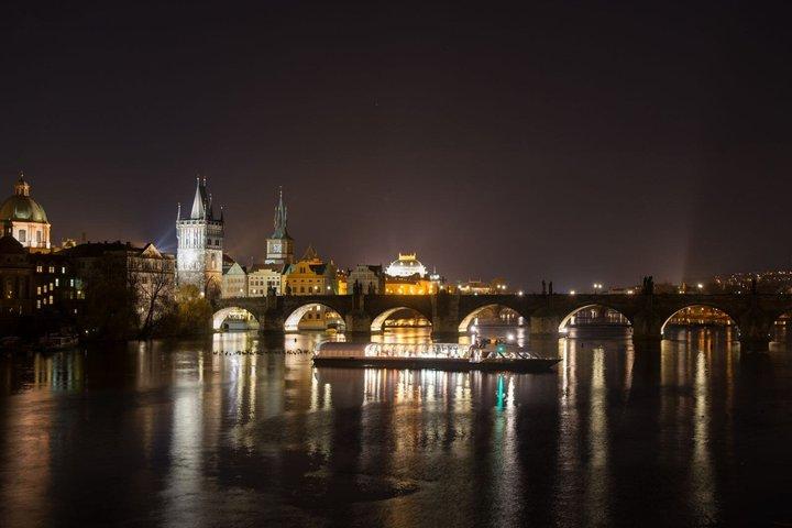Prague Crystal Dinner: 3-Hour Panoramic Glass Boat Cruise