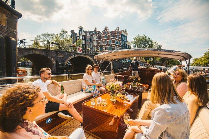 The Ultimate Amsterdam Canal Cruise - 2hr - Small Group with Drinks & Snacks