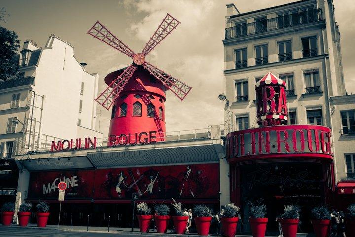 Paris Montmartre Self-Guided Walking Tour and Scavenger Hunt
