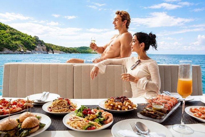 Pattaya: Full Day Luxury Yacht cruise with premium lunch set