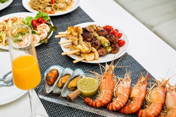 Pattaya: Full Day Luxury Yacht cruise with premium lunch set