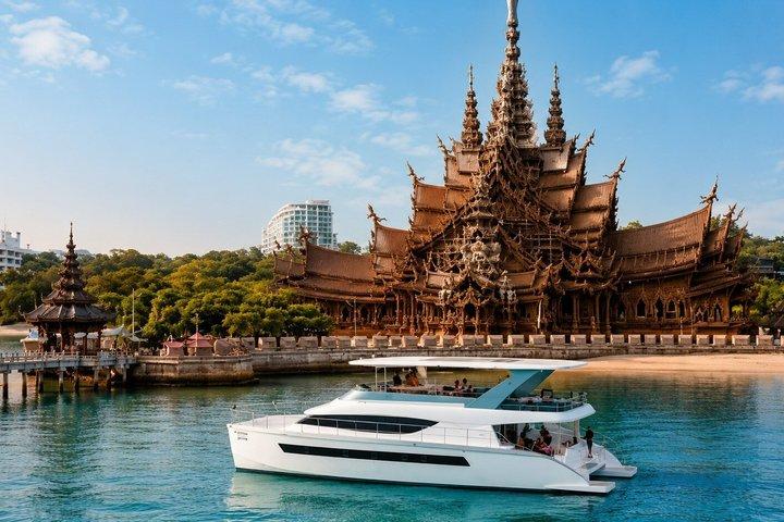 Pattaya: Full Day Luxury Yacht cruise with premium lunch set