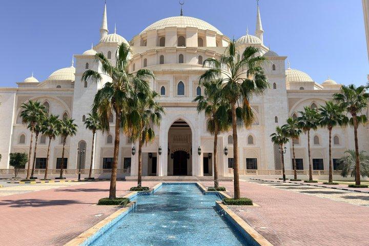 Fujairah East Coast Tour from Dubai with Mosque Fort and Beach