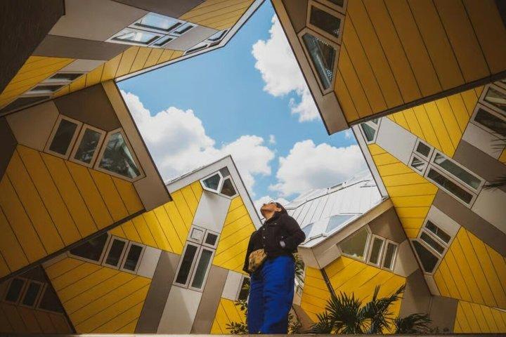 Rotterdam in Italian or Spanish : traditions, history and the present