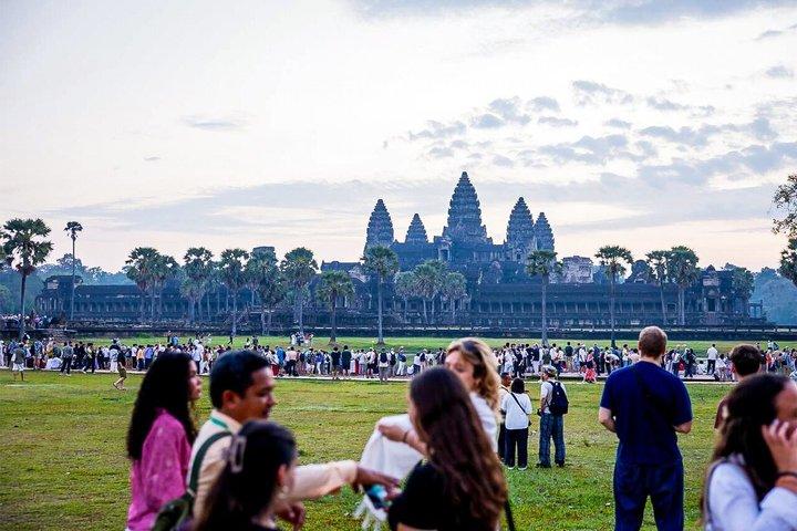 Angkor Wat Sunrise or Sunset Tour with Guide from Siem Reap