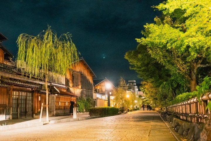 Kyoto Premium Night Foodie Tour in Gion(9+dishes + Sake tastings)