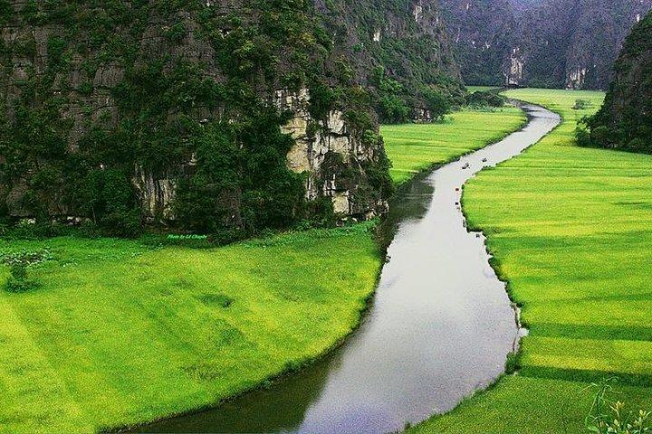 Hoa Lu Tam Coc Full-Day DELUXE Tour Including BUFFET LUNCH & River Boat Ride