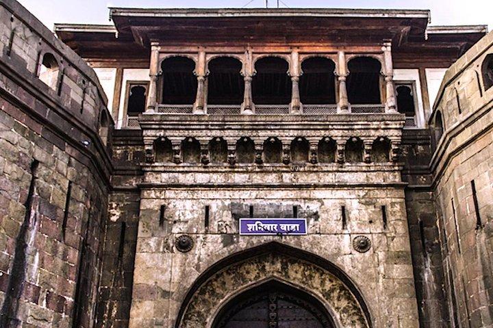 Immersive walking tour in Pune for cultural immersion with guide