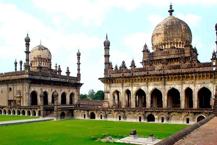 Hyderabad city tour with guide & lunch in private car for a heritage experience
