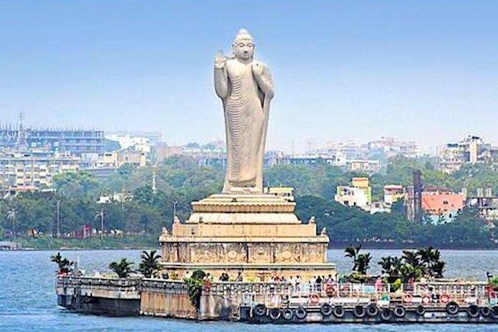 Hyderabad city tour with guide & lunch in private car for a heritage experience