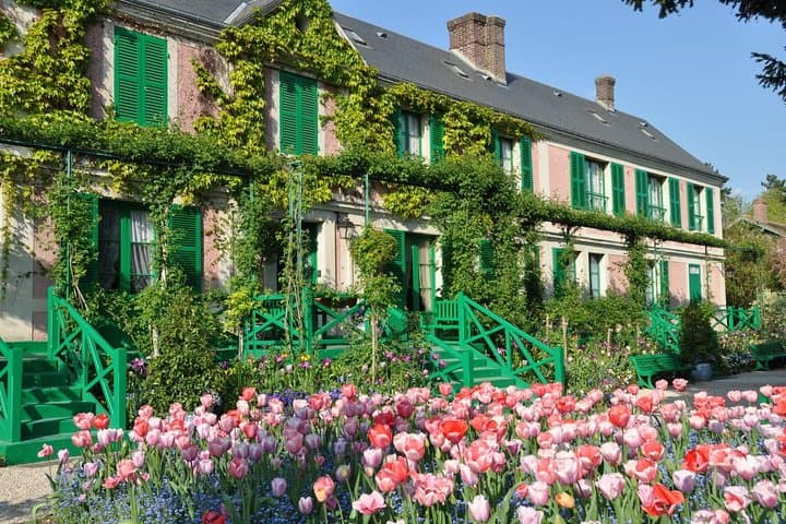 Giverny's House & Gardens plus Versailles Palace Day Trip with Lunch from Paris