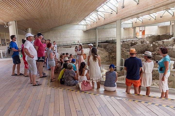 Santorini Day Tour: Akrotiri, Villages, Wine and Sunset in Oia