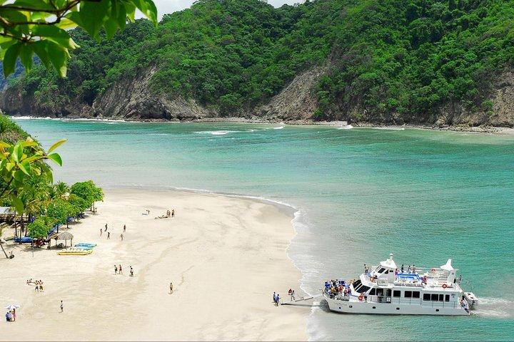 Tortuga Island Cruise with Lunch from San José