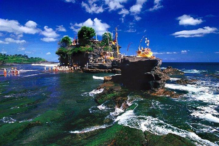 Bali Private Tour: Ulun danu Temple, Iconic Handara Gate & Tanah lot sunset.