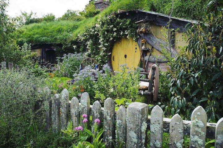 Hamilton Gardens & Hobbiton Exclusive Luxury Day Tour From Auckland