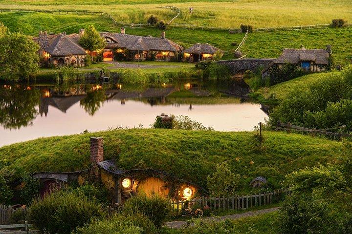 Hobbiton and Waitomo Caves Exclusive Luxury Tour From Auckland