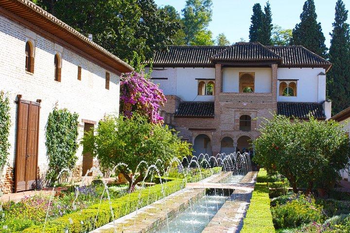 Alhambra, Generalife & Nasrid Palaces Guided Tour in Granada