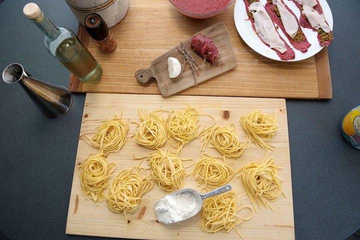 Cesarine: Market Tour & Cooking Class at Local's Home in Rome