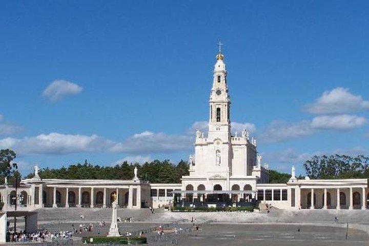 From Lisbon: Fátima, Nazaré, Batalha and Óbidos Guided Tour