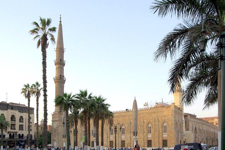Private Guided Day Tour to the Giza Pyramids, Egyptian Museum, and Al-Hussein Mosque in Cairo