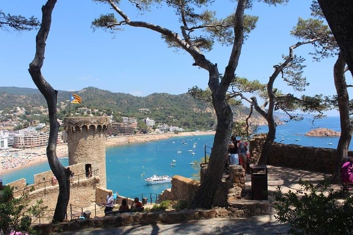 Costa Brava Day Sightseeing Tour with Boat Trip from Barcelona
