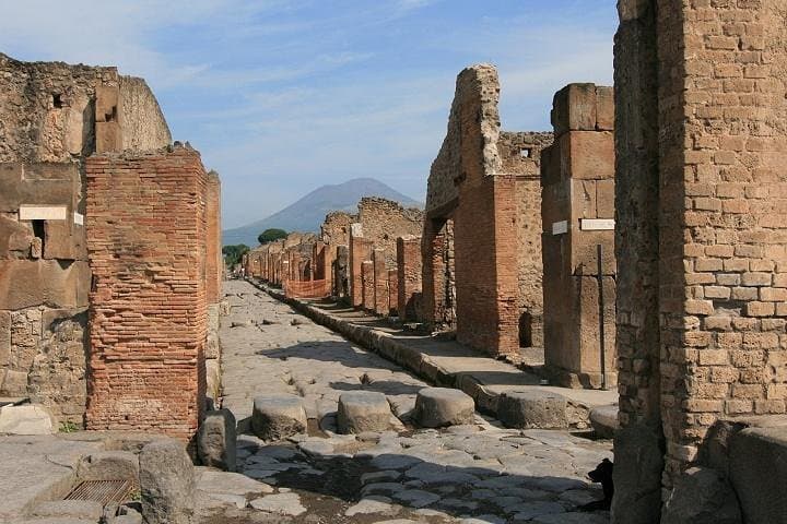 Pompeii and Naples from Rome: Small Group Day Tour with Lunch