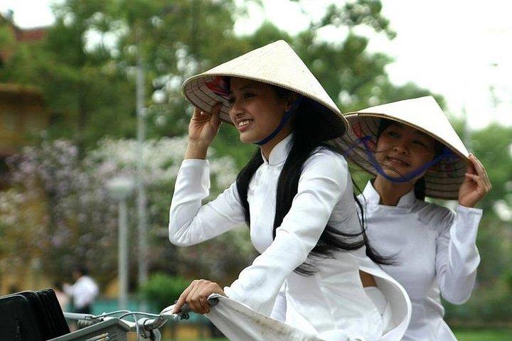 Private Tour: Hanoi City Full-Day Tour with Train Street Visit