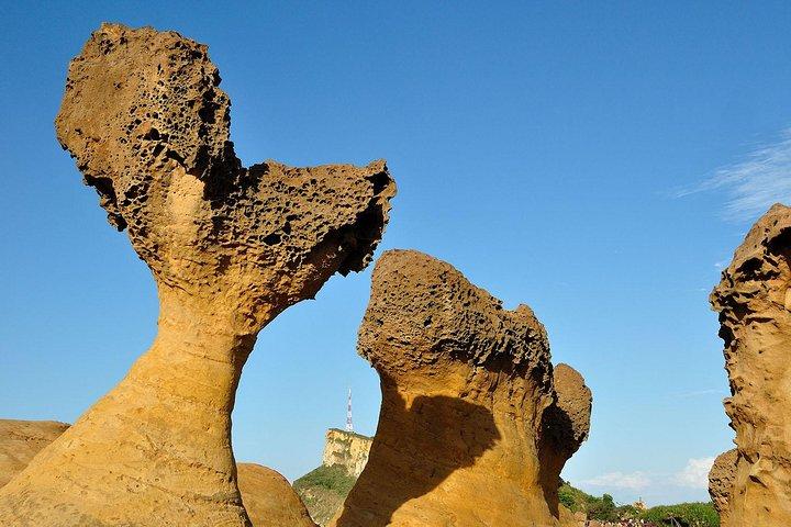 Small-Group Tour: Jiufen, Yehliu Geopark, and Shifen from Taipei