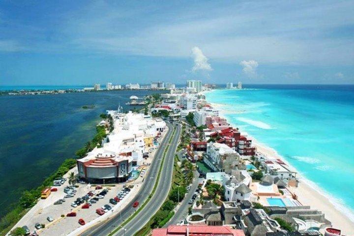 Cancun City Tour by Downtown and Turistic Hightlights on Open Bus
