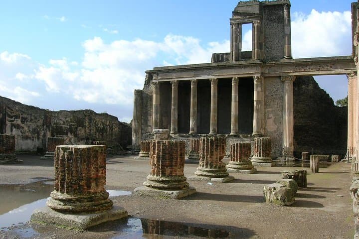 Pompeii: Skip the line ticket and tour with an Archaeologist