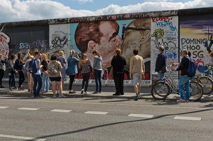 Berlin Private Intro Tour with a Local Guide – Custom & Flexible
