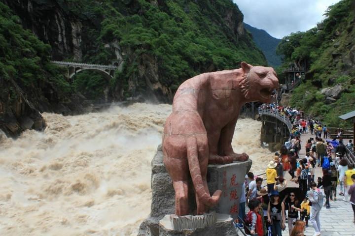 Private Day Trip to Yangtze River First Bend, Shigu Ancient Town, Tiger Leaping Gorge from Lijiang