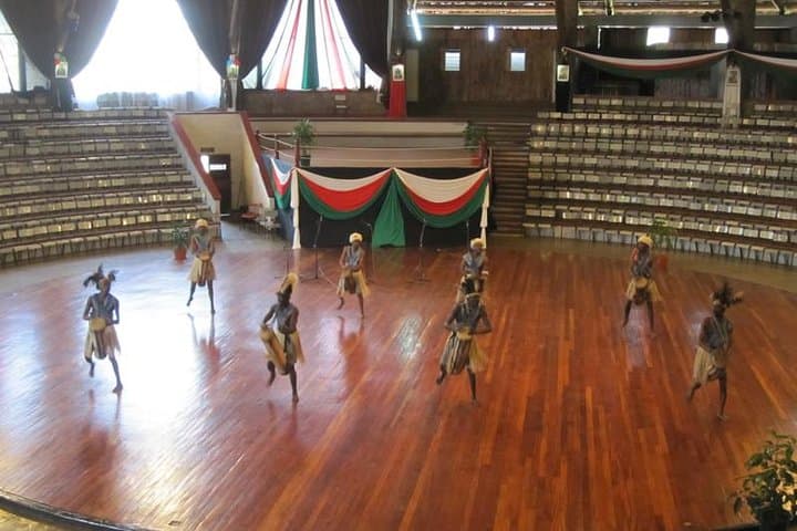 Giraffe Centre and Bomas of Kenya Full-Day Tour from Nairobi