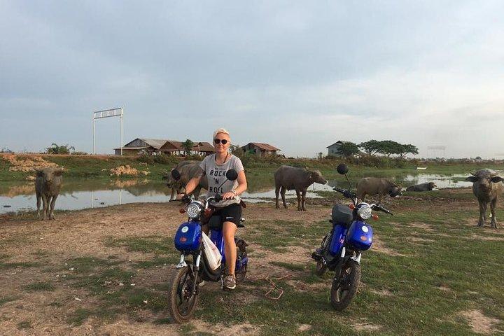 E-BIKE RIDE TO VISIT FLOATING VILLAGE (30-35 km)
