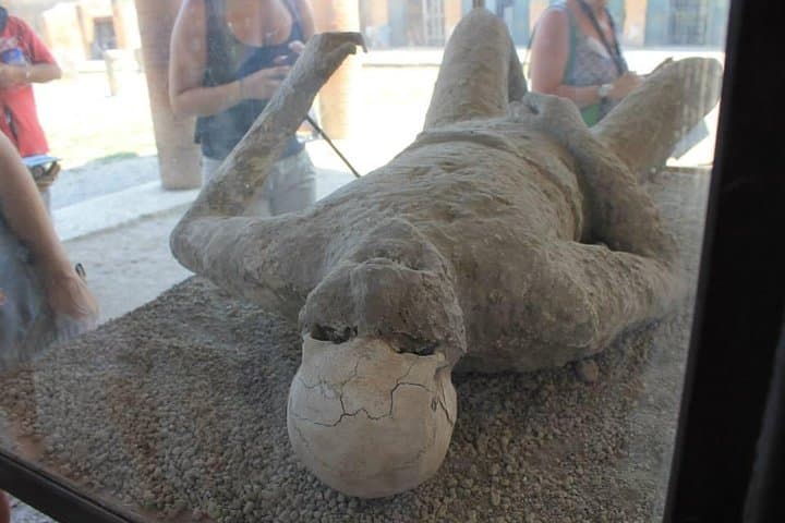 Naples and Pompeii Like a Local