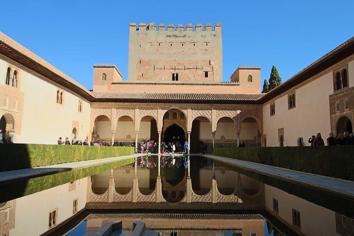 Alhambra Complete: Ticket Skip-the-Line Nasrid Palace and Generalife with Guide