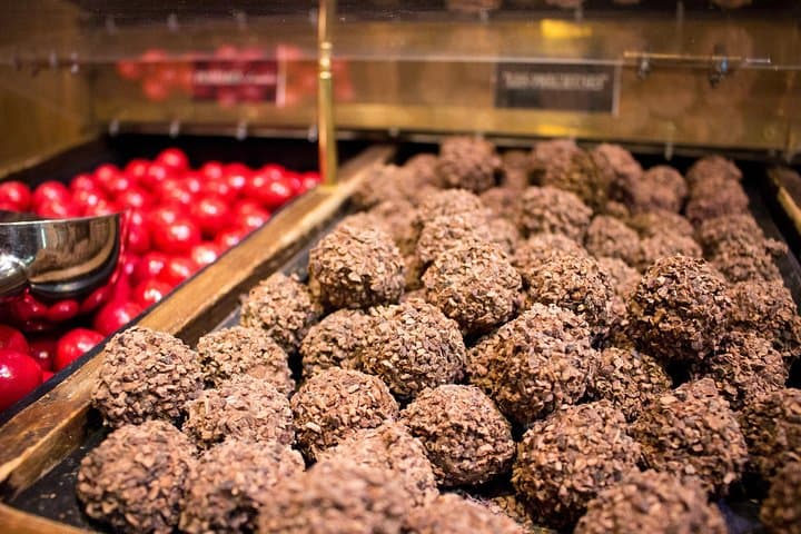 Paris French Sweets Tasting Tour with Pastries and Chocolates