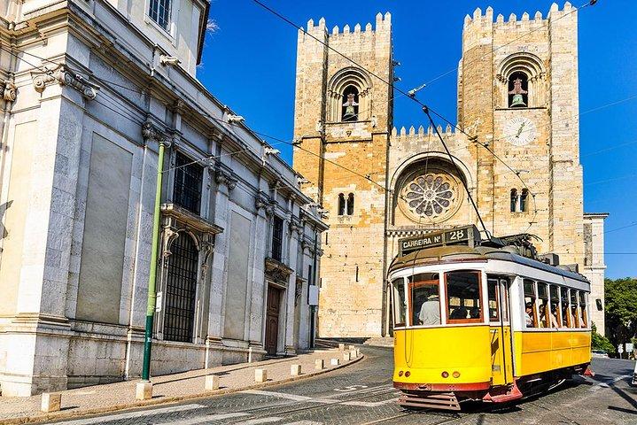 Lisbon Alfama Morning Walking Tour: Old Town & Viewpoints