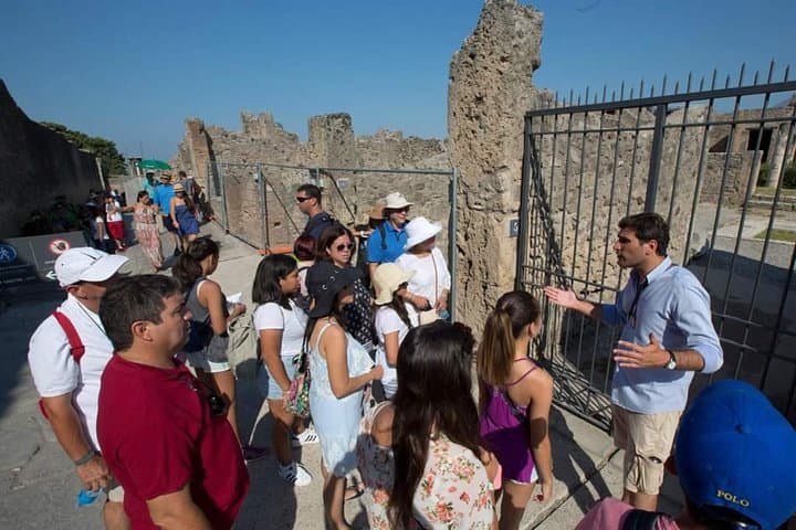 Transfer from Naples to Amalfi-Ravello with 2 hours Private Tour in Pompeii
