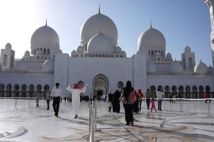 Full-Day Abu Dhabi Tour with BAPS Mandir